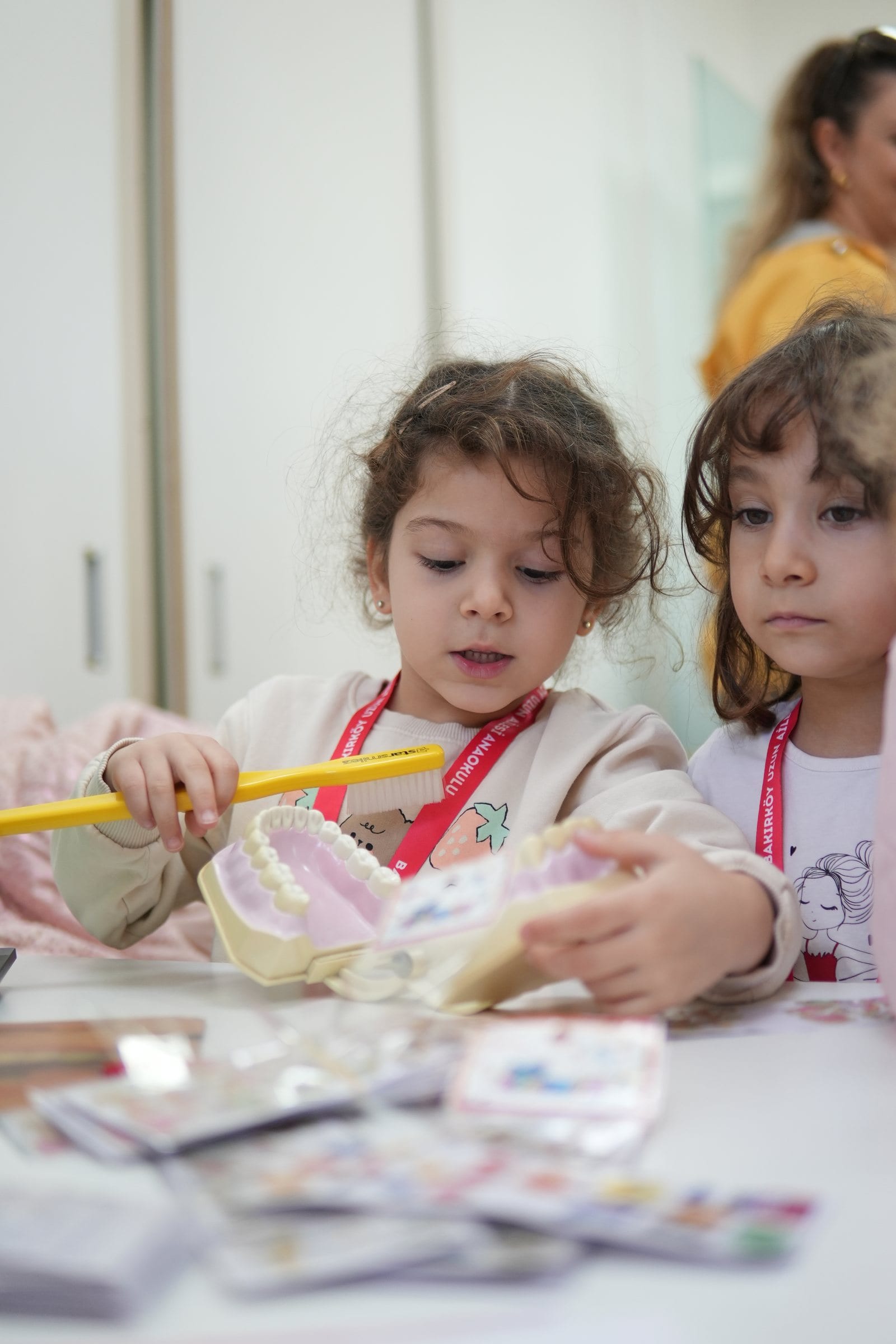 Diş modelinde fırçalamayı öğrenen çocuklar